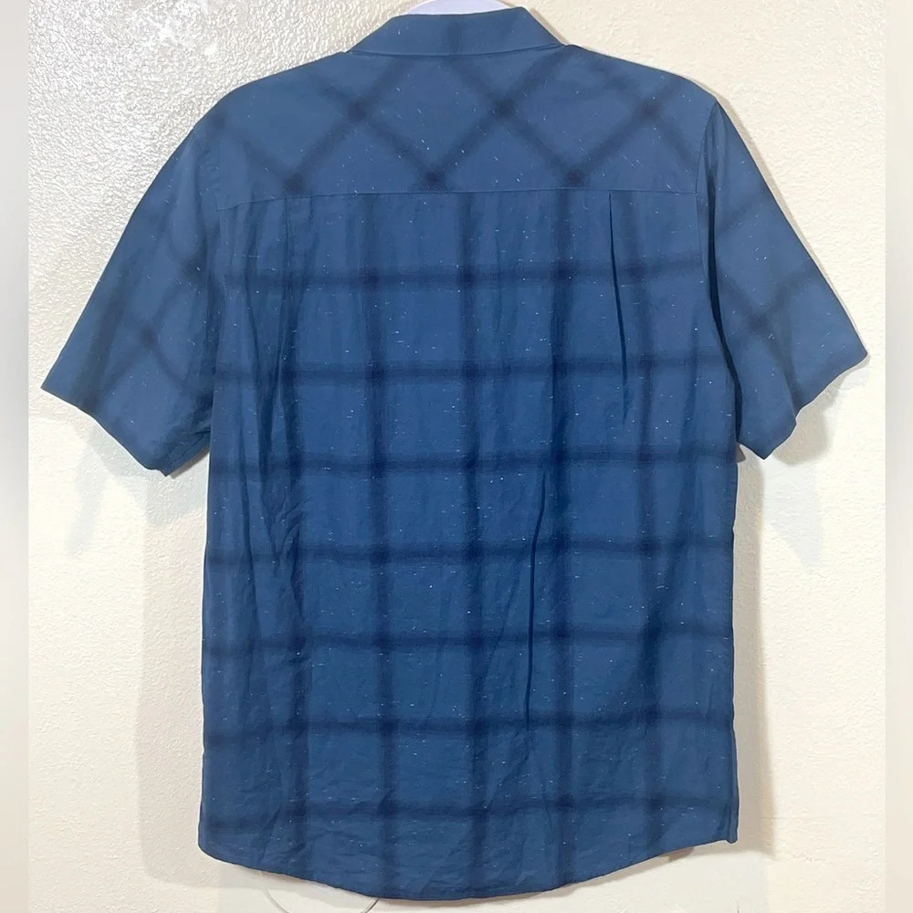 Travis Mathew Short Sleeve Button Up Size Medium - image 2